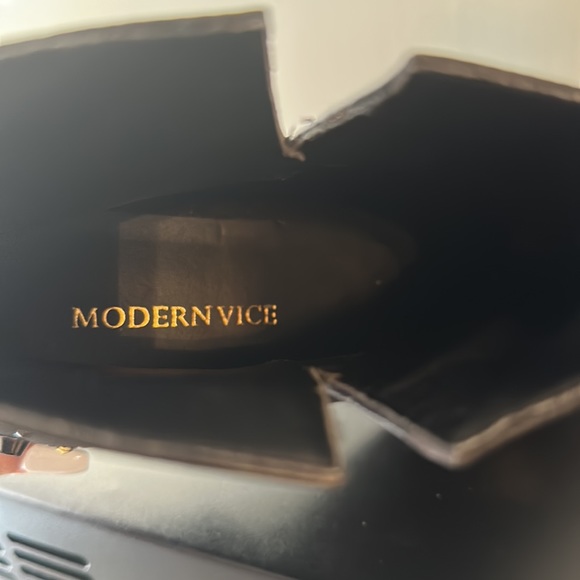 Modern Vice brand booty used couple of times size 6 one side in a litte tear - Picture 12 of 17